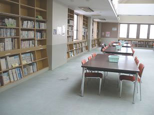 潮来公民館 図書室内の写真